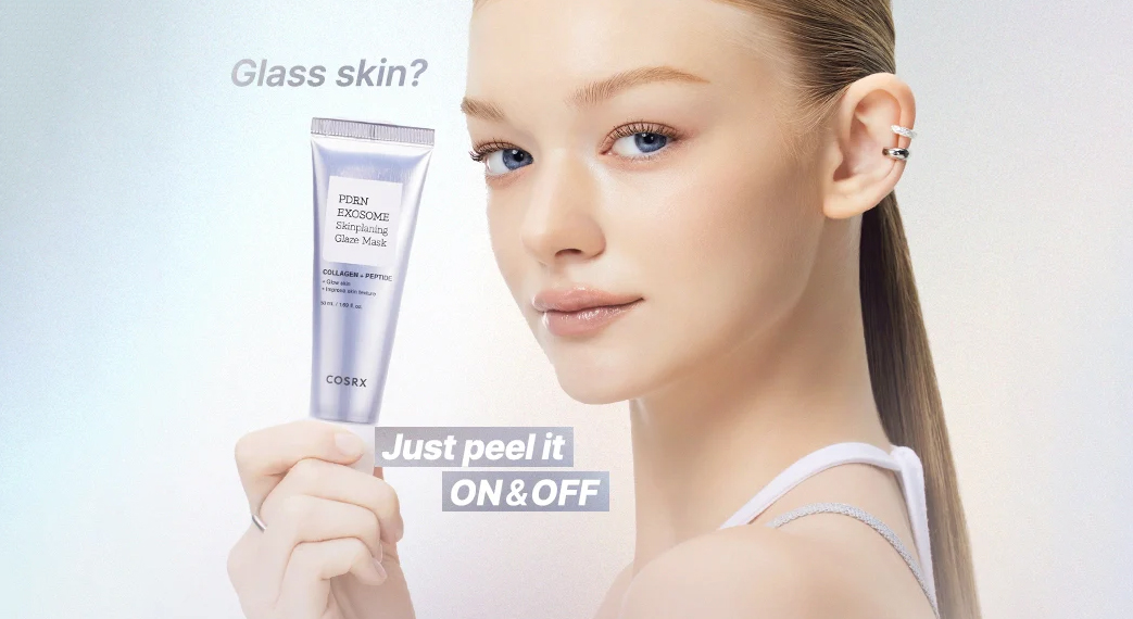 COSRX PDRN Exosome Skinplaning Glaze Mask je rozjasňujúca a regeneračná pleťová maska, ktorá dodáva pleti okamžitý glaze efekt  hladký, žiarivý a zdravo vyzerajúci vzhľad.  Vďaka kombinácii PDRN Polydeoxyribonucleotide a pokročilej technológie exozómov podporuje obnovu pleti, zlepšuje jej textúru a pomáha navrátiť jej prirodzený jas. Pleť je po použití viditeľne jemnejšia, hydratovaná a pôsobí sviežo a oddýchnuto.  Maska je ideálna ako rýchla SOS starostlivosť pred dôležitou udalosťou alebo ako pravidelný krok pre dosiahnutie efektu glass skin. Jemné zloženie je vhodné aj pre citlivú pleť, ktorú nezaťažuje, ale naopak upokojuje a vyživuje.