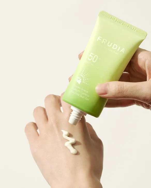 ochrana pred pigmentovými škvrnami pre mastnú pleť FRUDIA Green Grape Sebum Control Cooling Sun Gel SPF50+ PA++++